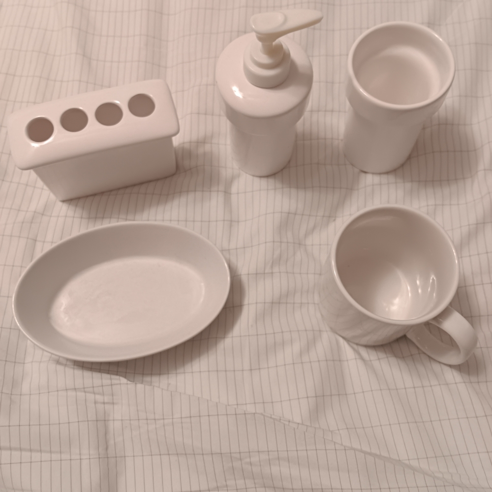 Source Unknown White Bath Accessory Set